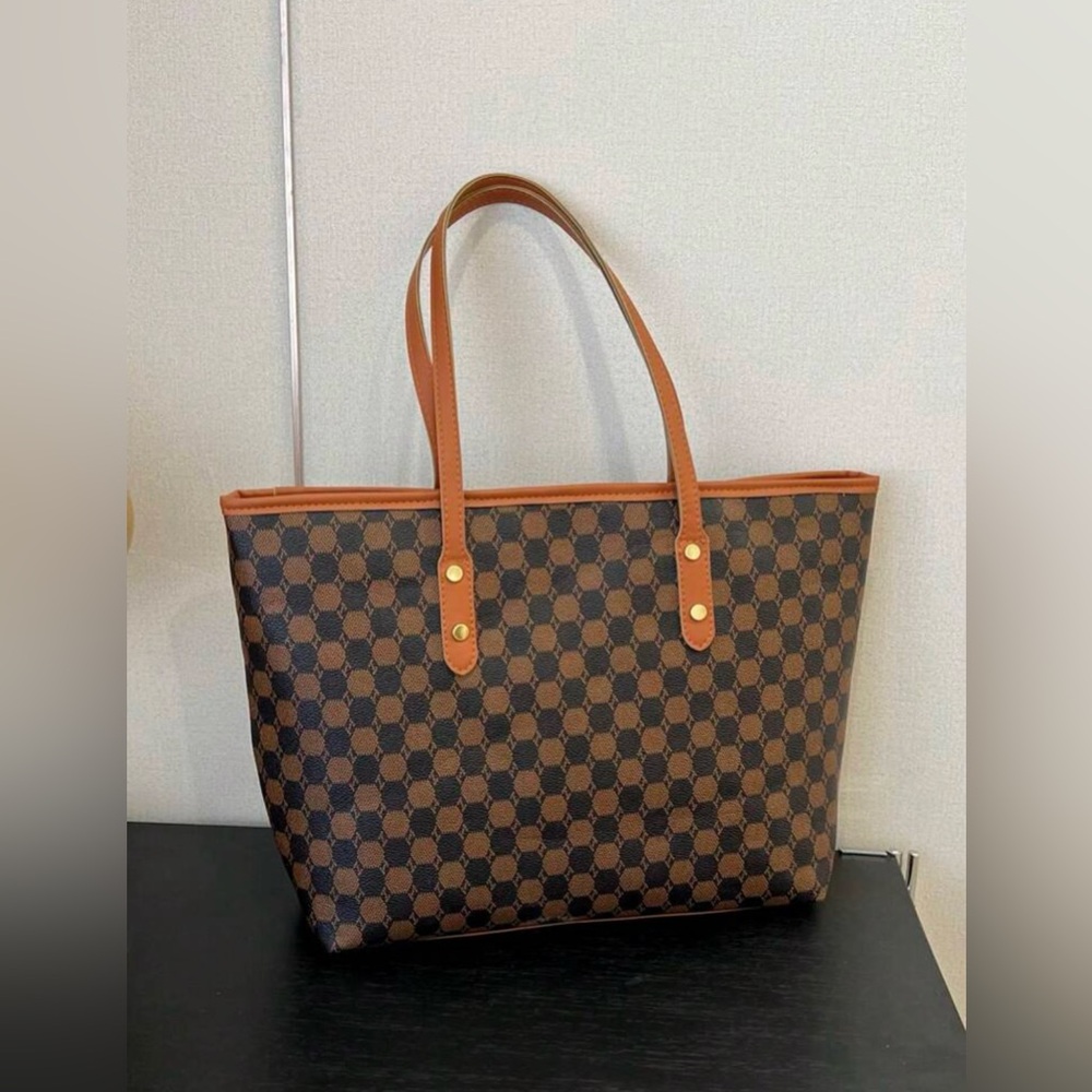 Large Capacity Minimalist Tote
Bag With Check Pattern & Rivet
Decoration